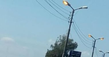 قارئ يرصد أعمدة الإنارة مضاءة نهارا على طريق الفيوم