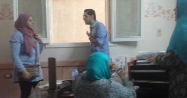 صور.. طبيب بالشرقية يتحدى القانون والصحة ويجرى عمليات ختان للإناث