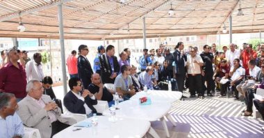 وزير الرياضة يعد أهالى بلبيس بتطوير مركز الشباب 