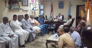 صور.. رئيس مدينة أرمنت يتسلم 6 قطع أرض لإنهاء مشروعات الصرف الصحى بالأقصر