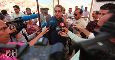 فيديو.. وزير الآثار: مومياوات وأوان وقناع مذهب تعود للأسرة الـ26 باكتشافات سقارة - صور