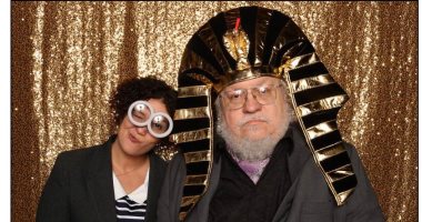 جورج مارتن مؤلف Game of thrones بالزى الفرعونى عبر تويتر
