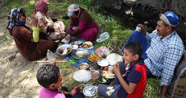 صورة اليوم.. قعدة العصرية ولمة على طبلية فى مصر