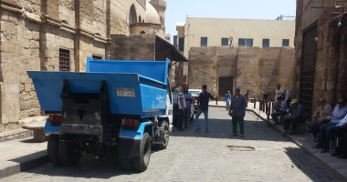 صور.. بدء حملة نظافة الأماكن الأثرية بشارع المعز بمشاركة محافظة القاهرة