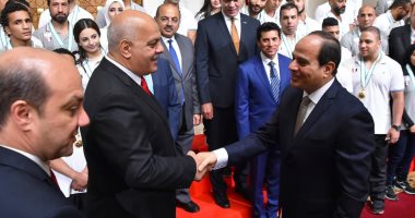 رئيس الرماية ينشر صور مصافحته للرئيس السيسى أثناء تكريم أبطال البحر المتوسط
