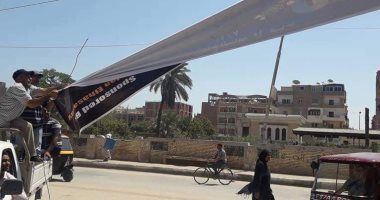 حملة لرفع الإعلانات غير المرخصة بمركز بنى مزار بالمنيا