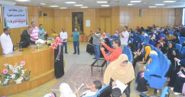 صور.. محافظ المنيا يسلم مساعدات مالية للعرائس اليتيمات