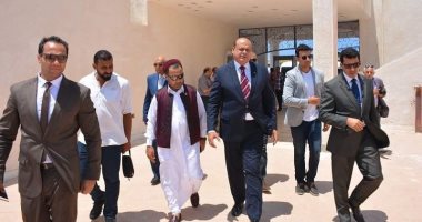 وزير الرياضة يتفقد مركز التعليم المدنى والملعب الخماسى بمطروح