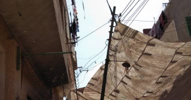 قارئ يرصد عامود إنارة مائل بشارع بقرية المنصورية فى الجيزة.. صور