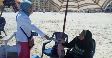 صور.. حملا لتوعية المصطافين بأهمية ترشيد المياه على شواطئ الإسكندرية