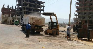 صور.. رفع 15 طن مخلفات وقمامة بشوارع حى الكوثر بسوهاج