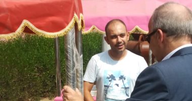 صور.. محافظ القليوبية يسلم سيارات الطعام المتنقلة للشباب الفائزين
