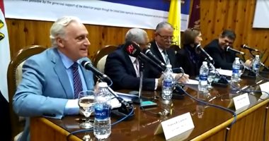فيديو.. رئيس جامعة المنيا يفتتح مركز التطوير المهنى
