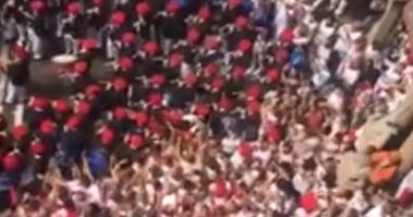 فيديو.. الجماهير تتجمع تحت شرفة رئيسة كرواتيا قبل لقاء فرنسا فى نهائى المونديال