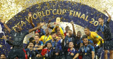 شاهد.. مراسم تتويج منتخب فرنسا بكأس العالم 2018 تحت الأمطار