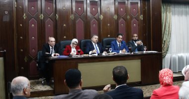 صور.. نواب لوزيرة الصحة عن السلام الوطنى: "أنتى وطنية.. الصحة بعافية.. شدى حيلك شوية"