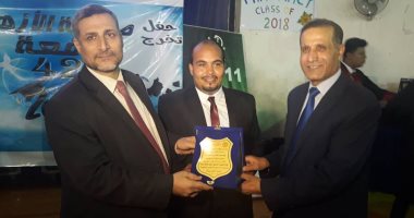 صور.. نائب رئيس جامعة الأزهر و نقيب الصيادلة يكرمون خريجى الدفعة 42