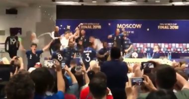منتخب فرنسا.. نجوم الديوك يقتحمون مؤتمر ديشامب للاحتفال بكأس العالم.. فيديو
