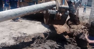 اصلاح كسر ماسورة مياه رئيسيه بأخميم سوهاج  "صور"