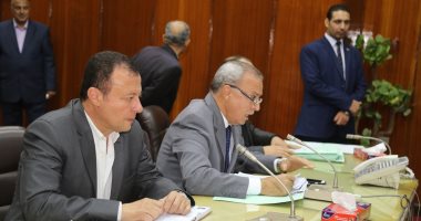 صور.. محافظ قنا يبحث 300 طلب خلال اللقاء الإسبوعى المفتوح