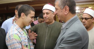 صور.. محافظ كفر الشيخ يكرم أوائل الثانوية الأزهرية ويمنحهم مكافأة التميز