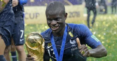كيف أظهر كانتى صفة الخجل فى مراسم تتويج فرنسا بلقب كأس العالم ؟ 