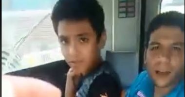 فيديو.. سائق مترو "مستهتر" يصطحب نجله داخل كابينة القيادة 
