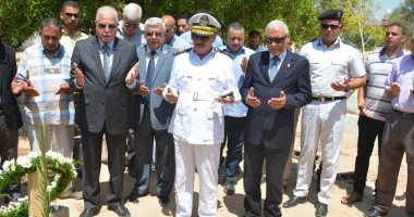 صور.. محافظ جنوب سيناء يضع إكليلًا من الزهور على قبر الرائد سامح مدحت