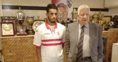 شاهد.. مرتضى منصور يستقبل محمد حسن لاعب الزمالك الجديد