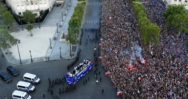 صور.. منتخب فرنسا يحيى آلاف الجماهير بالشانزليزيه بعد تتويجه بكأس العالم