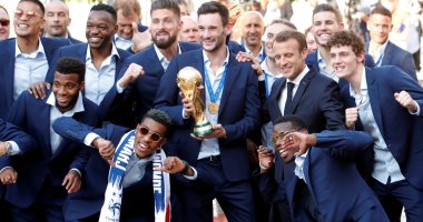 منتخب فرنسا وماكرون يرقصون على سلالم الإليزية احتفالا بالتتويج بكأس العالم.. صور