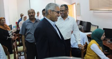 رئيس جامعة جنوب الوادى يتفقد معامل التنسيق أثناء تسجيل رغبات الطلاب