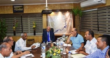 محافظ أسوان يناقش خطة تجميل ورفع كفاءة طريق المطار استعدادًا للموسم السياحى