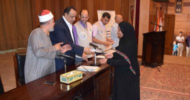 سكرتير عام محافظة المنيا يسلم مساعدات مالية مقدمة من هيئة الإغاثة الإسلامية
