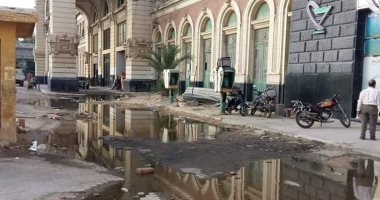 قارئ يشكو طفح مياه الصرف الصحى بمدخل محطة مصر فى الإسكندرية