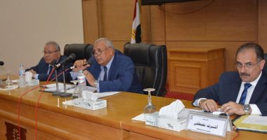 محافظ الوادى الجديد يوجه بدعم الأفكار الشبابية والعمل خارج الصندوق