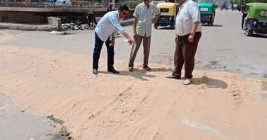 صور.. هبوط أرضى مفاجئ بشارع الجيش فى مدينة زفتى بالغربية