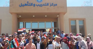 صور.. "مزرعة غليون السمكية" مقصد طلاب المدارس والجامعات وشباب كفر الشيخ.. 140 طفلاً وشابًا يزورون المشروع العملاق.. الشباب حاملين الأعلام: نفتخر به وسنحكى ما رأيناه للمصريين