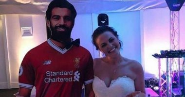 فتاة ترتدى فستان زفاف بجوار صورة محمد صلاح.. وجمهوره ساخرا: "جواز غيابى"