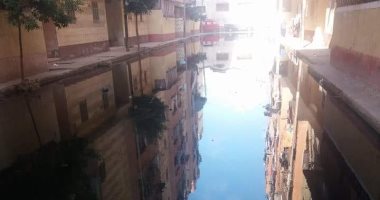 صور.. غرق شوارع أرض الرشاد بالبحيرة فى مياه الصرف الصحى