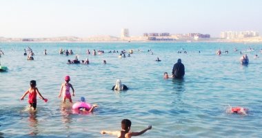 فيديو وصور.. شواطئ مطروح والساحل الشمالى تستقبل الهاربين من حرارة الصيف.. المنشآت السياحية ترفع شعار "كامل العدد والحجز مسبقاً".. زحام بالشواطئ نهاراً وعلى الكورنيش والمتنزهات ليلاً.. والكافيهات 24 ساعة