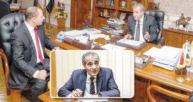 على المصيلحى وزير التموين فى حوار لـ"اليوم السابع": إضافة المواليد الجدد على بطاقات التموين أول أغسطس لمدة 3 أشهر.. لن نمس قاعدة بيانات المستفيدين من الدعم.. 85% من التجار التزموا بكتابة الأسعار على المنتجات  