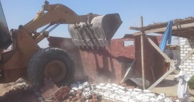 صور.. مجلس مدينة الغردقة يزيل التعديات على 70 فدانا من أراضى الدولة