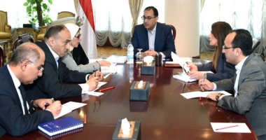 صور.. رئيس الوزراء يجرى تجربة الاتصال بالخط الساخن 15300 للتأكد من جودة الخدمة