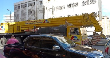 الاستعانة بلودر لرفع تابوت الإسكندرية والقوات المسلحة تزيل السيارات لتمهيد الطريق