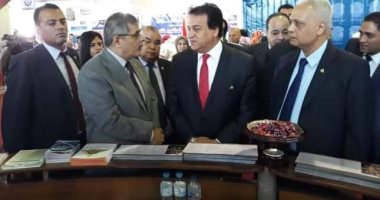 صور.. وزير التعليم العالى يتفقد جناح جامعة بنها ويشيد بمشروعات الطلاب