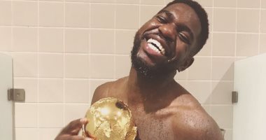 جنون الاحتفالات.. أومتيتي يستحم مع كأس العالم