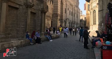 صور.. "الآثار" تنتهى من إزالة مياه الصرف بشارع المعز