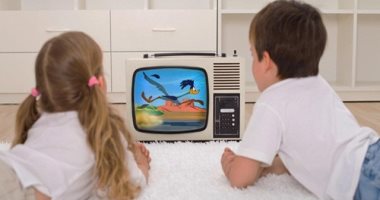 متستهونش.. ترك الأطفال أمام التلفزيون يعرضهم للانطوائية ومشاكل فى الكلام