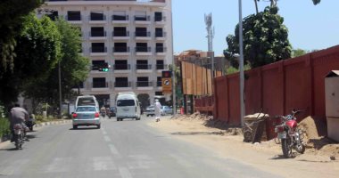 صور.. البدء فى تركيب خطوط الغاز الطبيعى بشارع خالد بن الوليد بالأقصر